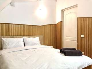 Хостелы COMPASS Station Hostel Львов Двухместный номер с 1 кроватью и общей ванной комнатой-4