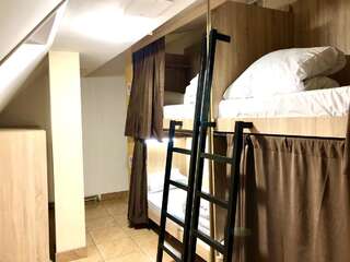 Хостелы COMPASS Station Hostel Львов Спальное место на двухъярусной кровати в общем номере для мужчин и женщин-3
