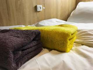 Хостелы COMPASS Station Hostel Львов Кровать в общем 6-местном номере для женщин-6