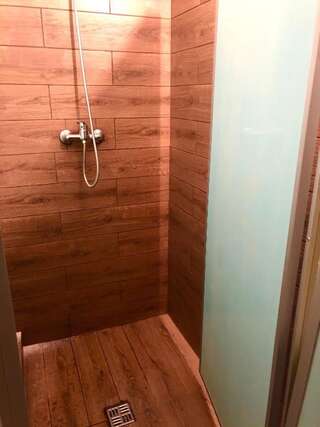 Хостелы COMPASS Station Hostel Львов Кровать в общем 6-местном номере для мужчин и женщин-5