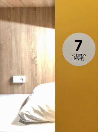 Хостелы COMPASS Station Hostel Львов Кровать в общем 6-местном номере для женщин-1