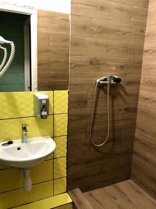 Хостелы COMPASS Station Hostel Львов Кровать в общем 6-местном номере для женщин-2